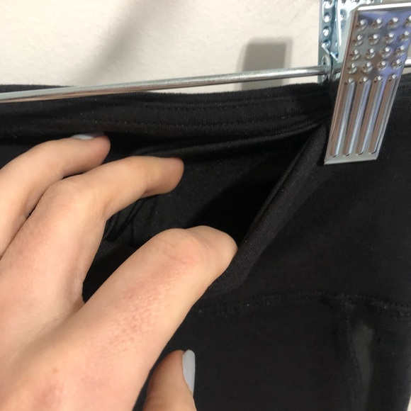 Black Alo leggings w Contouring lines - Picture 12 of 13